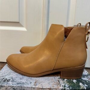 NEW. Womens Camel Tan Ankle Booties Size 6.5
